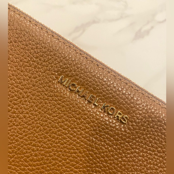 MICHAEL KORS LARGE LEATHER CLUTCH - Picture 5 of 9